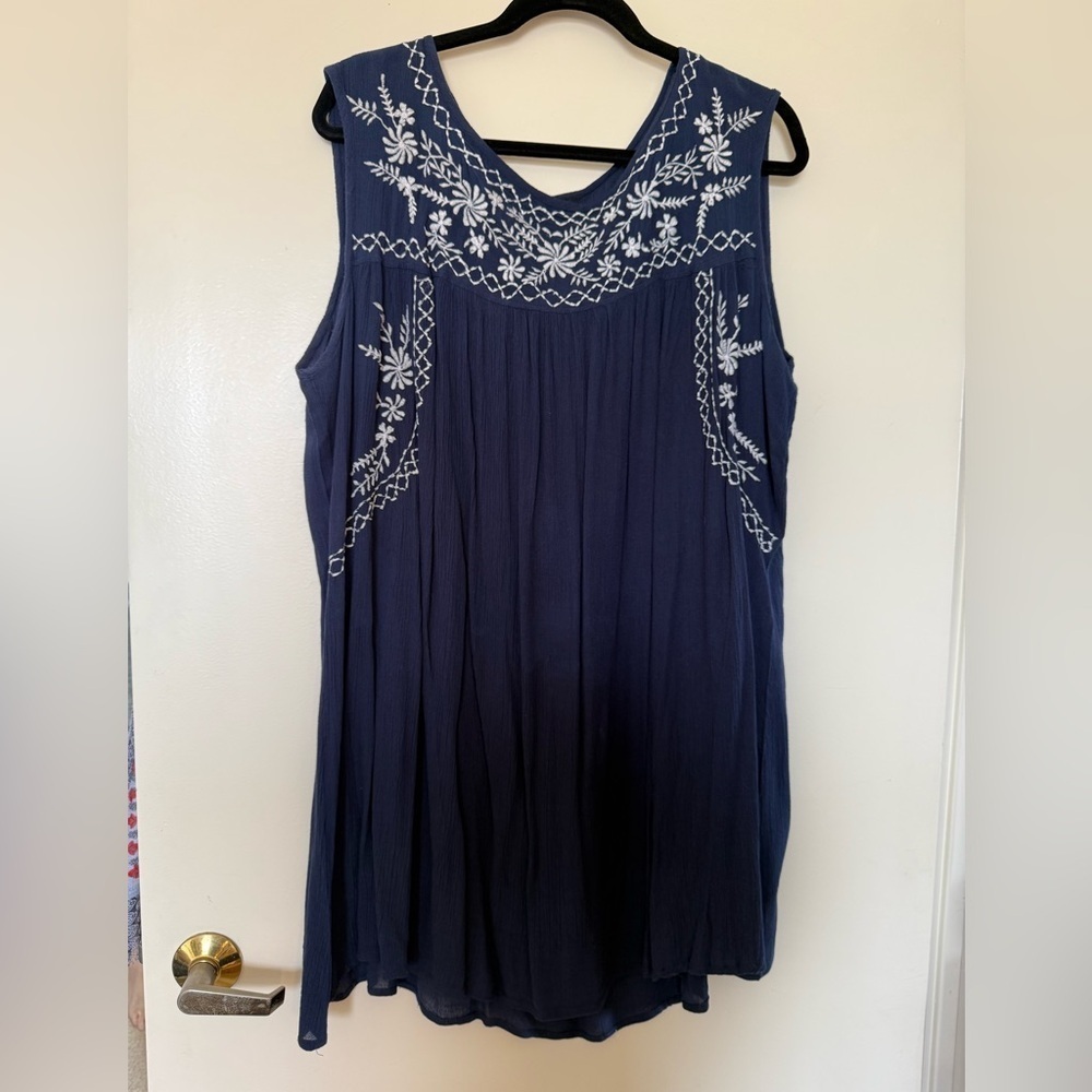 Chic Connection Sleeveless Navy Top with White Embroidery in Size 2X